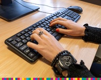 dłonie piszące na klawiaturze komputerowej