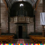 Widok na wejście do kościoła i organy