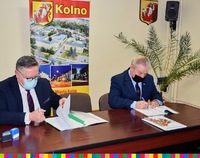 Burmistrz Andrzej Duda i wicemarszałek Marek Olbryś podpisują umowę