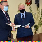 Burmistrz Andrzej Duda i wicemarszałek Marek Olbryś po podpisaniu umowy