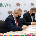 Wicemarszałek Marek Olbryś oraz wójt Dariusz Modzelewski podpisują umowy