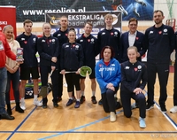 Zawodnicy w badmintona wraz z trenerami na zdjęciu grupowym