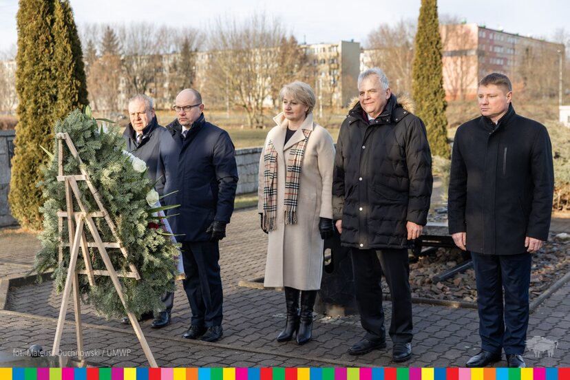 [09.02.2022] Złożenie wieńca pod pomnikiem-grobem Nieznanego Sybiraka-7.jpg