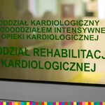 Napis na drzwiach Oddział Rehabilitacji Kardiologicznej