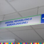 wisząca tablica informacyjna z napisem Oddział RFehabilitacji Kardiologicznej
