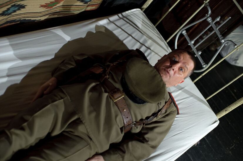 Zapiski oficera Armii Czerwonej - fot. Konrada Adam Mickiewicza.  Mężczyzna w mundurze leży na łóżku.