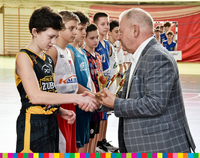 wicemarszałek Marek Olbrś wręcza statuetki uczestnikom XXV Międzynarodowego Turnieju Koszykówki Chłopców w Łomży