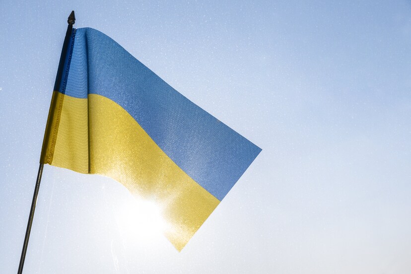 Flaga Ukrainy na tle nieba.