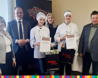 Zwyciężczynie konkursu "Gotuj z Klasą" z radnym wojewódzkim Pawłem Wnukowskim i innymi członkami jury