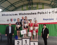 Złota medalistka MMP U23 w sumo -Eliza Sobolewska z UAKS Podlasie, oraz inne osoby na podium