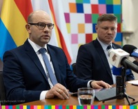 Marszałek Artur Kosicki oraz członek zarządu Marek Malinowski siedzą przy wspólnym stole podczas konferencji