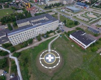 Zdjęcie szpitala w Grajewie z lotu ptaka oraz lądowiska oznaczonego znakiem plus
