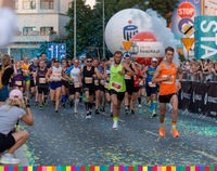 biegnący ludzie podczas maratonu