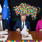 Podpisują umowę od lewej wójt Józef Dymerski, wicemarszałek Marek Olbryś, oraz Skarbnik Gminy