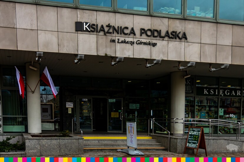 Wejście do budynku Książnicy Podlaskiej.