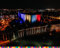 Widok z góry na operę, podświetloną w barwach flagi Ukrainy.