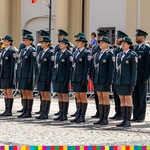 Przedstawiciele służb mundurowych stoją w dwóch rzędach.
