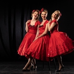 Trzy kobiety w czerwonych sukniach 