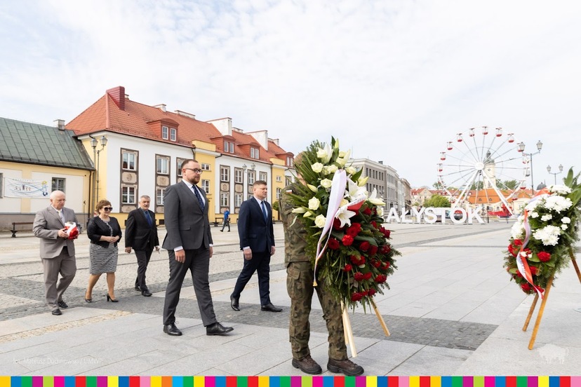 [12.05.2022] Złożenie kwiatów pod Pomnikiem Marszałka Józefa Piłsudskiego w Białymstoku-4.jpg