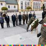 [12.05.2022] Złożenie kwiatów pod Pomnikiem Marszałka Józefa Piłsudskiego w Białymstoku-3.jpg