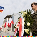 [12.05.2022] Złożenie kwiatów pod Pomnikiem Marszałka Józefa Piłsudskiego w Białymstoku-1.jpg