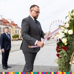 [12.05.2022] Złożenie kwiatów pod Pomnikiem Marszałka Józefa Piłsudskiego w Białymstoku-6.jpg