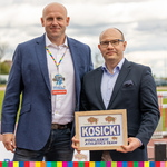 marszałek Artur Kosicki i organizator wydarzenia pozują do wspólnego zdjęcia