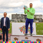 Paweł Wnukowski, obok na podium stoi zawodnik ze statuetką