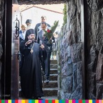 Grupa mężczyzn podczas zwiedzania krypty klasztornej