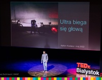 TEDx Białystok. Scena z planszą: Ultra biega się z   głową.