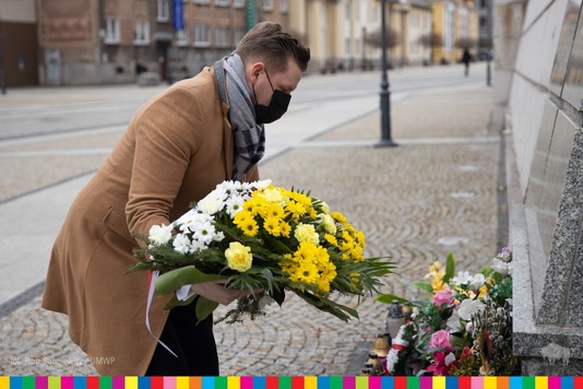 Dyrektor Jabłoński składa kwiaty pod pomnikiem Jana Pawła II