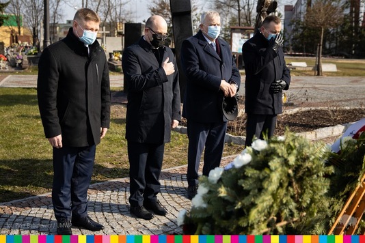 Przedstawiciele Samorządu Województwa Podlaskiego oddają hołd osobom, które zginęły w czasie lotniczej katastrofy.