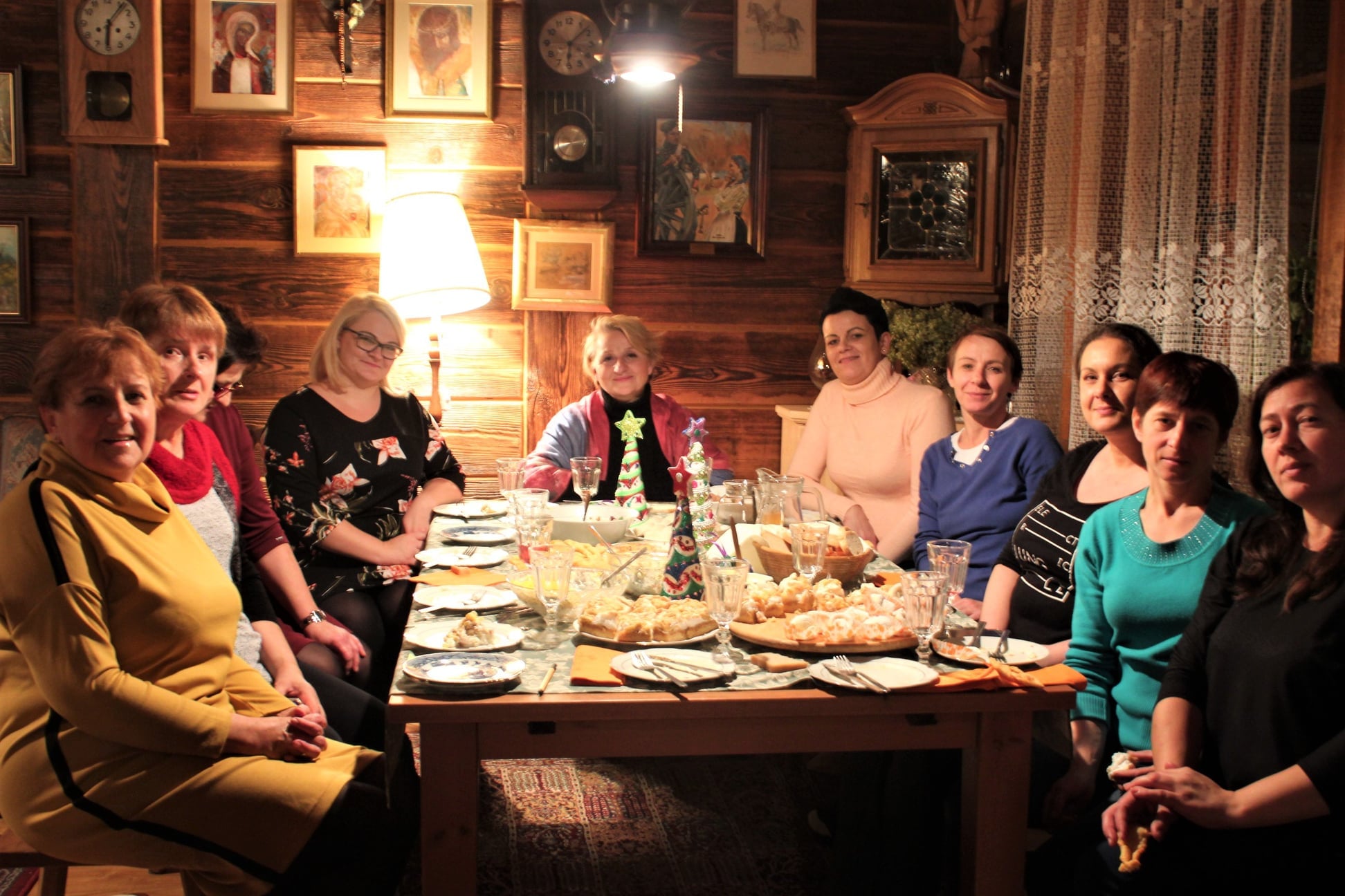 Grupa kobiet siedząca przy stole.