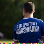 Plecy piłkarza w koszulce z nazwą klubu Turośnianka.