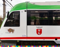 Przód pociągu, na nim widoczne logo województwa