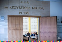 Wejście do sali sejmikowej w urzędzie marszałkowskim. Nad drzwiami imię i nazwisko patrona: Krzysztofa Jakuba Putry.