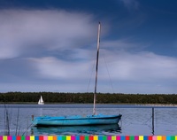 Niebieska łódka na zalewie