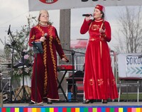 Dwie kobiety w tatarskich strojach występują na scenie.