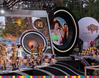 Artyści na scenie, po prawej stronie balon z logo Województwa Podlaskiego