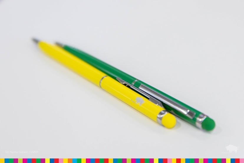 żółty długopis oraz zielony długopis leżą obok siebie