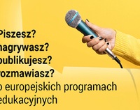 Żółta grafika, po lewej stronie napisy, po prawej ręka z mikrofonem