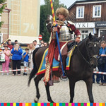 Mężczyzna na koniu z łukiem 