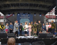 Dzieci i młodzież stoją na scenie