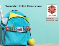 Błękitna grafika z napisem: Tornister Pełen Uśmiechów, po lewej stronie widoczny plecak, po prawej logo Caritas
