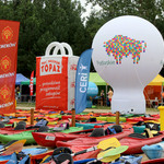 duży dmuchany balon z logiem województwa Podlaskiego, dookoła znajdują się kajaki