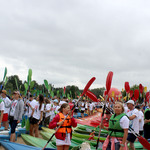 uczestnicy spływu stoją przy kajakach trzymając wiosła