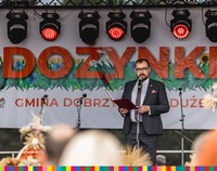 Wicemarszałek Łukaszewicz przemawia ze sceny