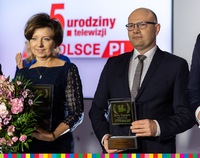 Nagrody w dłoniach trzymają marszałek Artur Kosicki oraz Marlena Maląg, minister rodziny, pracy i polityki społecznej