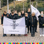 Młodzi chłopcy trzymają materiał z napisem Polski Związek Olimpijski