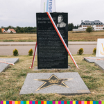 Obelisk z biało-czerwoną wstęgą. Widnieje na nim napis Jan Gąsiorowski oraz opis osiągnięć sportowych 